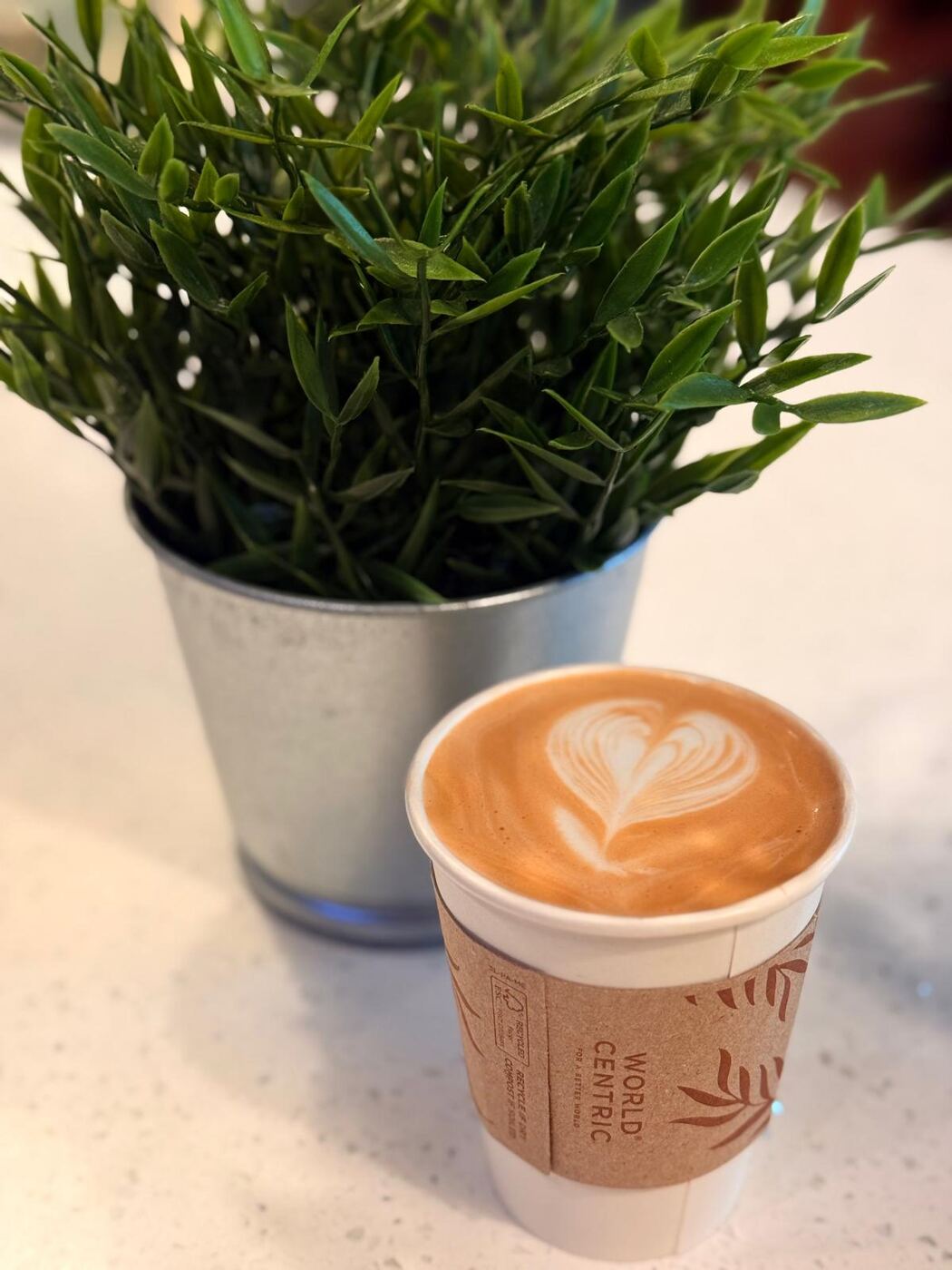 Café latte con arte de corazón en El Cafecito